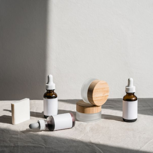 Niacinamide, acide hyaluronique ou vitamine C pour la peau ?